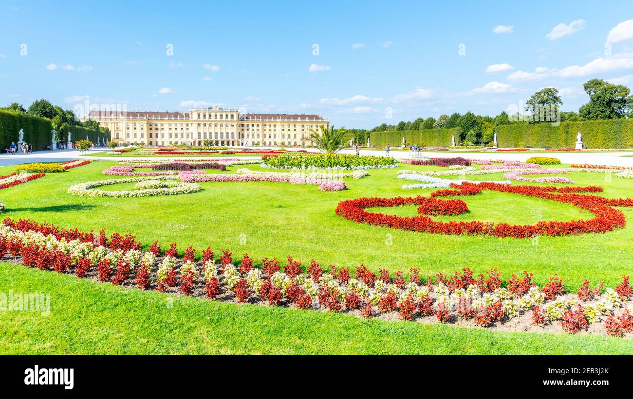 WIEN, ÖSTERREICH - 23. JULI 2019: Schloss Schönbrunn, Deutsch: Schloss Schönbrunn, und Great Parterre - Französischer Garten mit wunderschönen Blumenbeeten, Wien Stockfoto