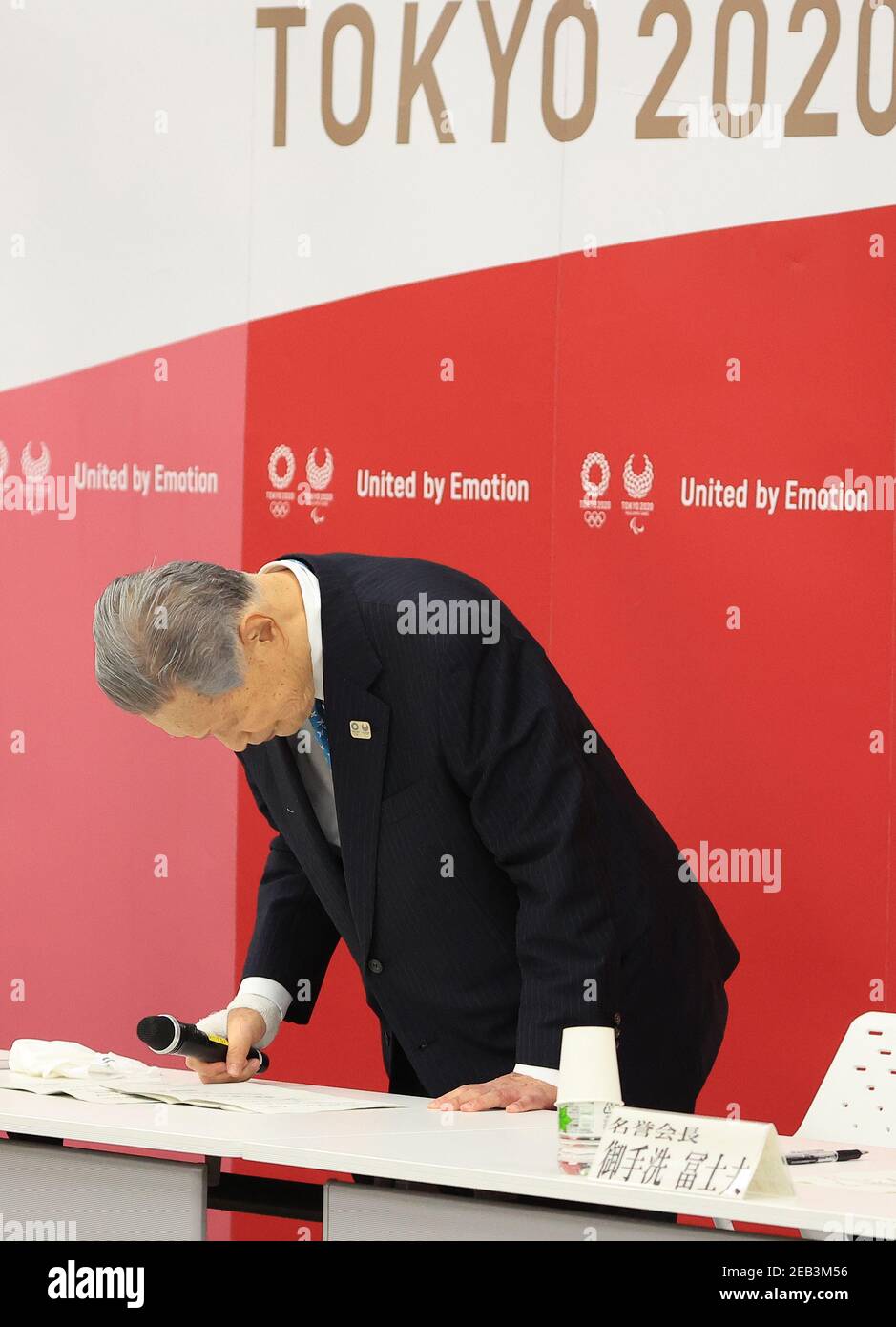 Tokio, Japan. Februar 2021, 12th. Yoshiro Mori, Präsident des Organisationskomitees der Olympischen Spiele 2020 in Tokio, kündigt seinen Rücktritt an, da er bei einem Treffen mit ratsmitgliedern und Vorstandsmitgliedern am Sitz des Komitees in Tokio am 12. Februar 2021 die Verantwortung für seine sexistischen Kommentare übernimmt. Quelle: POOL/ZUMA Wire/Alamy Live News Stockfoto