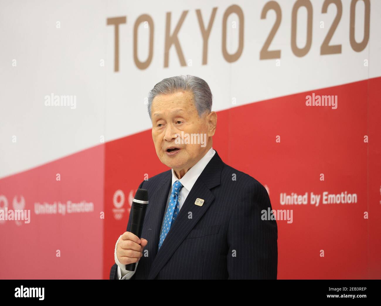 Tokio, Japan. Februar 2021, 12th. Yoshiro Mori, Präsident des Organisationskomitees der Olympischen Spiele 2020 in Tokio, kündigt seinen Rücktritt an, da er bei einem Treffen mit ratsmitgliedern und Vorstandsmitgliedern am Sitz des Komitees in Tokio am 12. Februar 2021 die Verantwortung für seine sexistischen Kommentare übernimmt. Quelle: POOL/ZUMA Wire/Alamy Live News Stockfoto