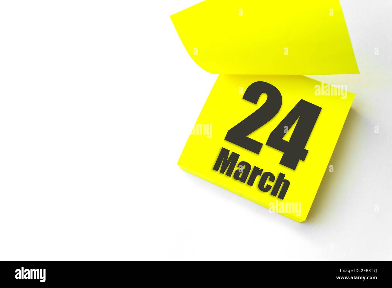 März 24th. Tag 24 des Monats, Kalenderdatum. Nahaufnahme leeres gelbes Papier Erinnerung Haftnotiz auf weißem Hintergrund. Frühlingsmonat, Tag des Jahres concep Stockfoto