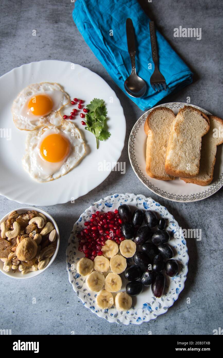 Gesunde Frühstückssnahrung Zutaten auf einem Hintergrund. Draufsicht. Stockfoto