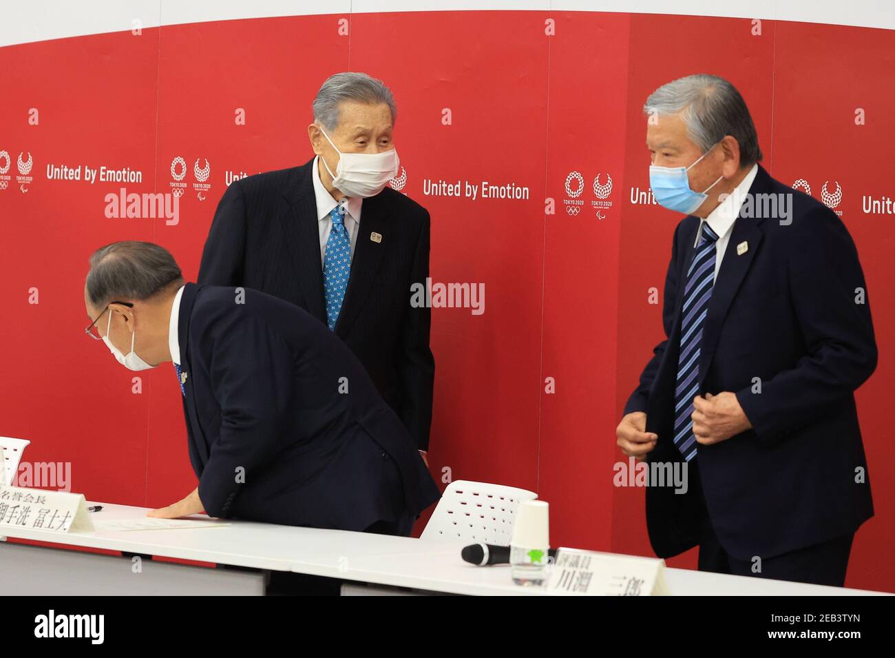 Tokio, Japan. Februar 2021, 12th. Yoshiro Mori (C), Präsident des Organisationskomitees der Olympischen Spiele 2020 in Tokio, tauscht sich mit Saburo Kawabuchi (R), dem ehemaligen Präsidenten des japanischen Fußballverbands, und Fujio Mitarai (L) bei seiner Ankunft in einer Sitzung des rates und der Vorstandsmitglieder gegen seinen Rücktritt aus, da er die Verantwortung für seine sexistischen Kommentare bei übernimmt Der Sitz des Komitees in Tokio am 12. Februar 2021. Quelle: POOL/ZUMA Wire/Alamy Live News Stockfoto