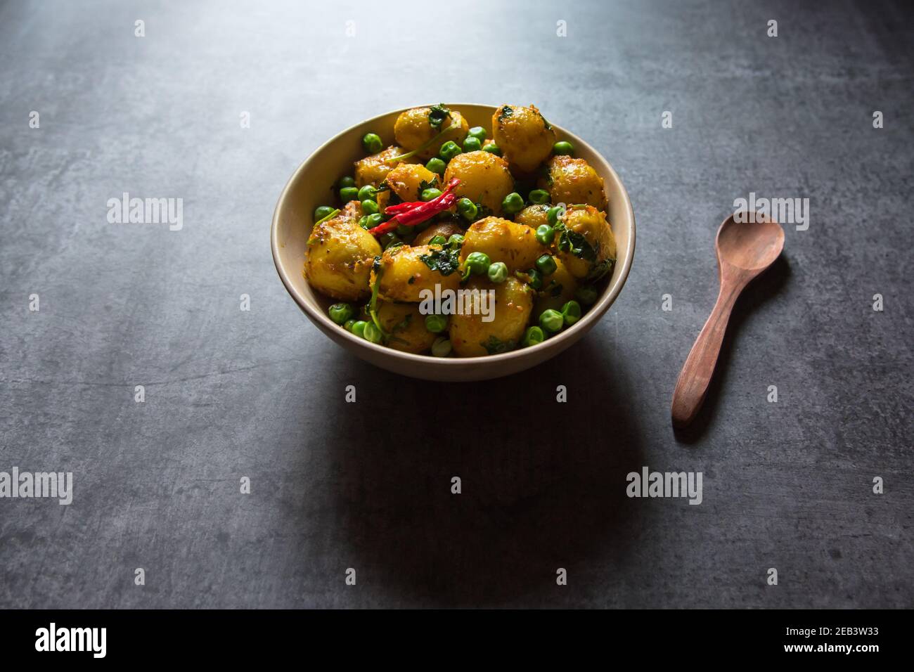 Indische Dum Aloo oder Kartoffeln in einem langsamen Feuer in einer Schüssel gekocht. Stockfoto