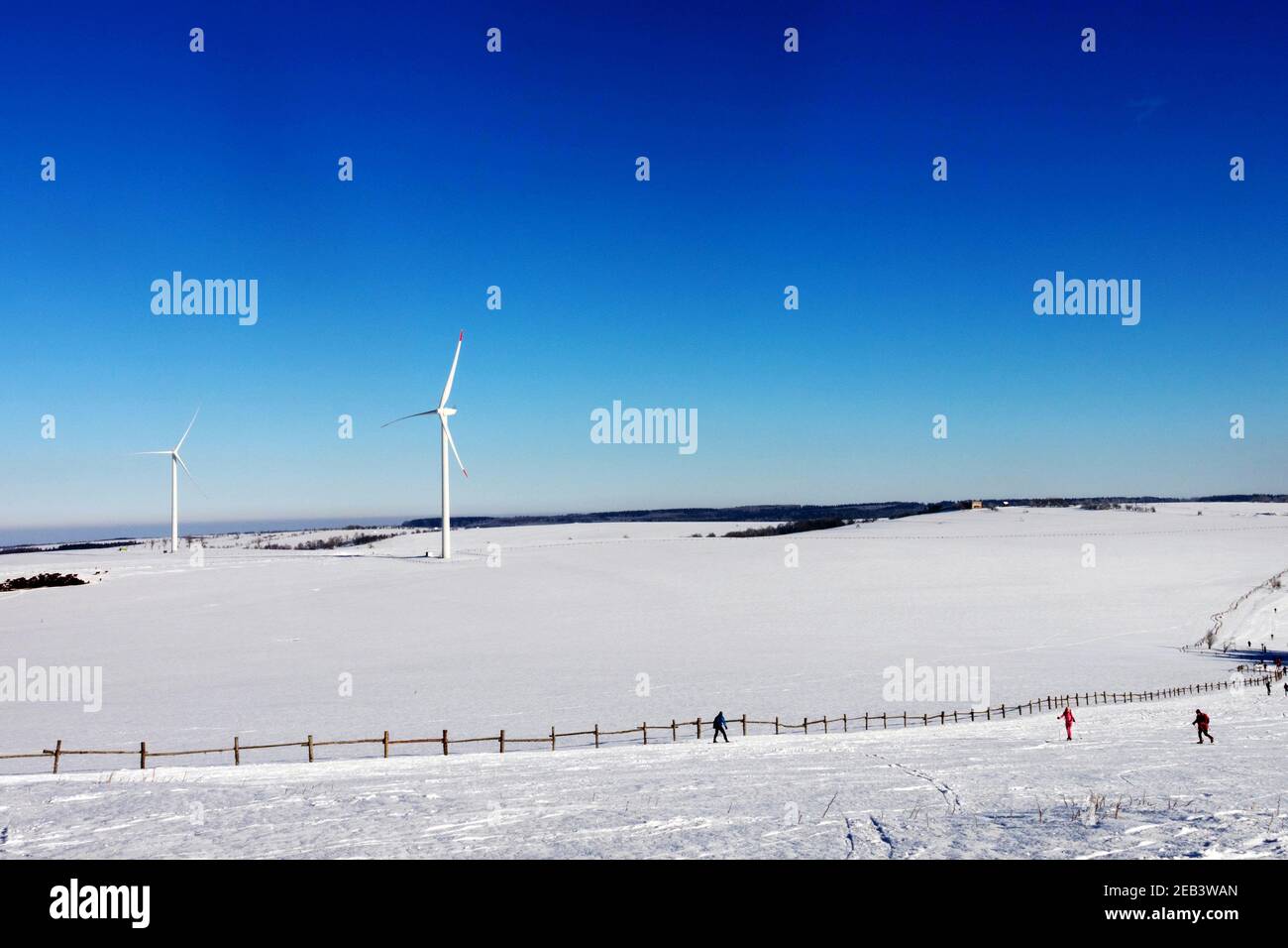 Plateau, verschneite Bergwiese, Windturbinen Erzgebirge Tschechien Stockfoto