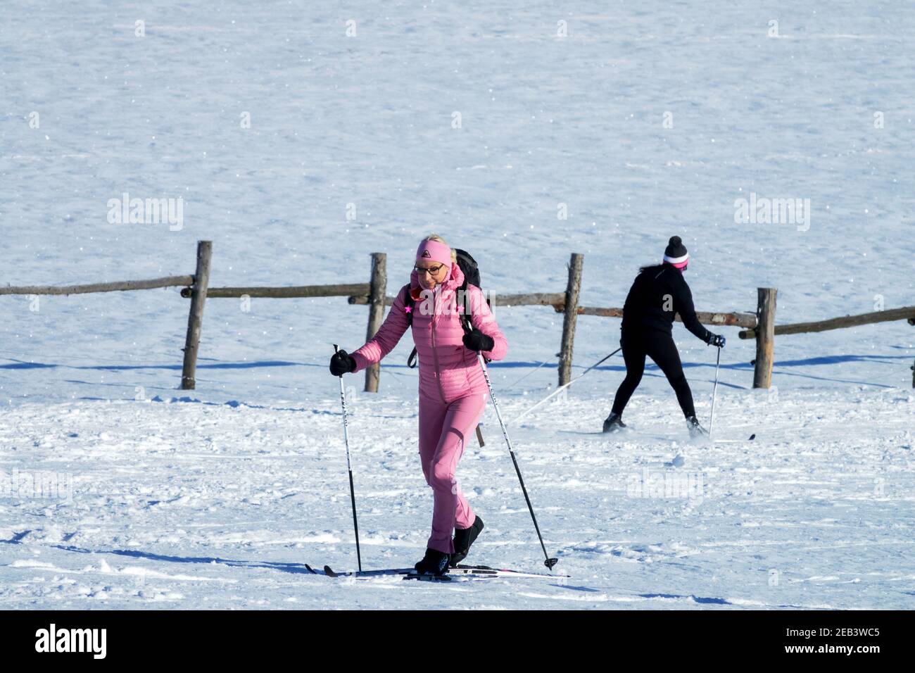 Ältere Frau Skifahrer, Menschen Skilanglauf Stockfoto