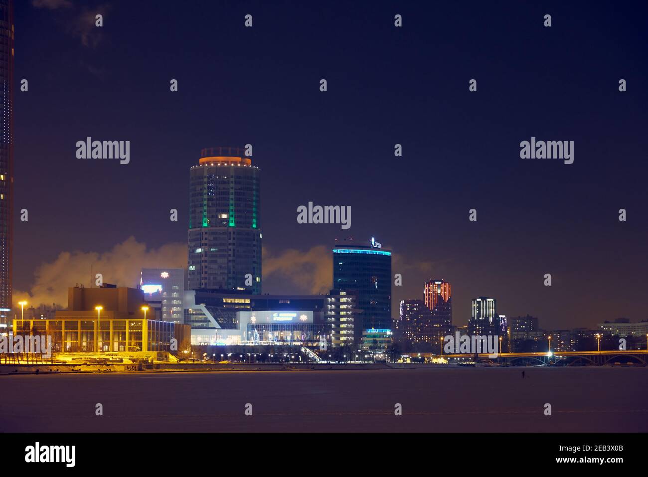 Der Blick auf Jekaterinburg-City - das moderne Geschäftsviertel am Ufer des Iset Flusses bei Nacht. Jekaterinburg. Russland Stockfoto