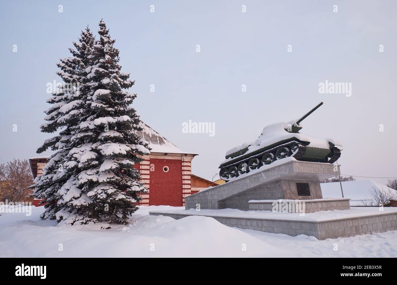 Der Blick auf T-34 Panzerdenkmal vor dem Museum für Natur und Umweltschutz unter dem Schnee im Winter. Nischni Tagil. Russland Stockfoto