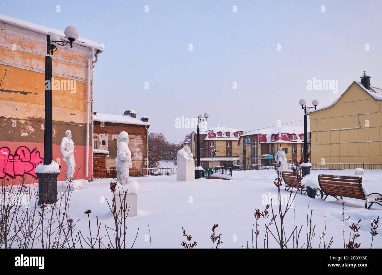 Der Blick auf Landschaft Gartenarbeit Skulpturen unter dem Schnee auf dem Platz der sowjetischen Periode Skulptur. Nischni Tagil. Russland Stockfoto