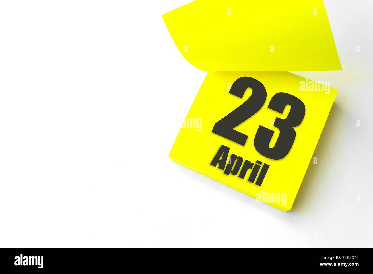 April 23rd. Tag 23 des Monats, Kalenderdatum. Nahaufnahme leeres gelbes Papier Erinnerung Haftnotiz auf weißem Hintergrund. Frühlingsmonat, Tag des Jahres concep Stockfoto