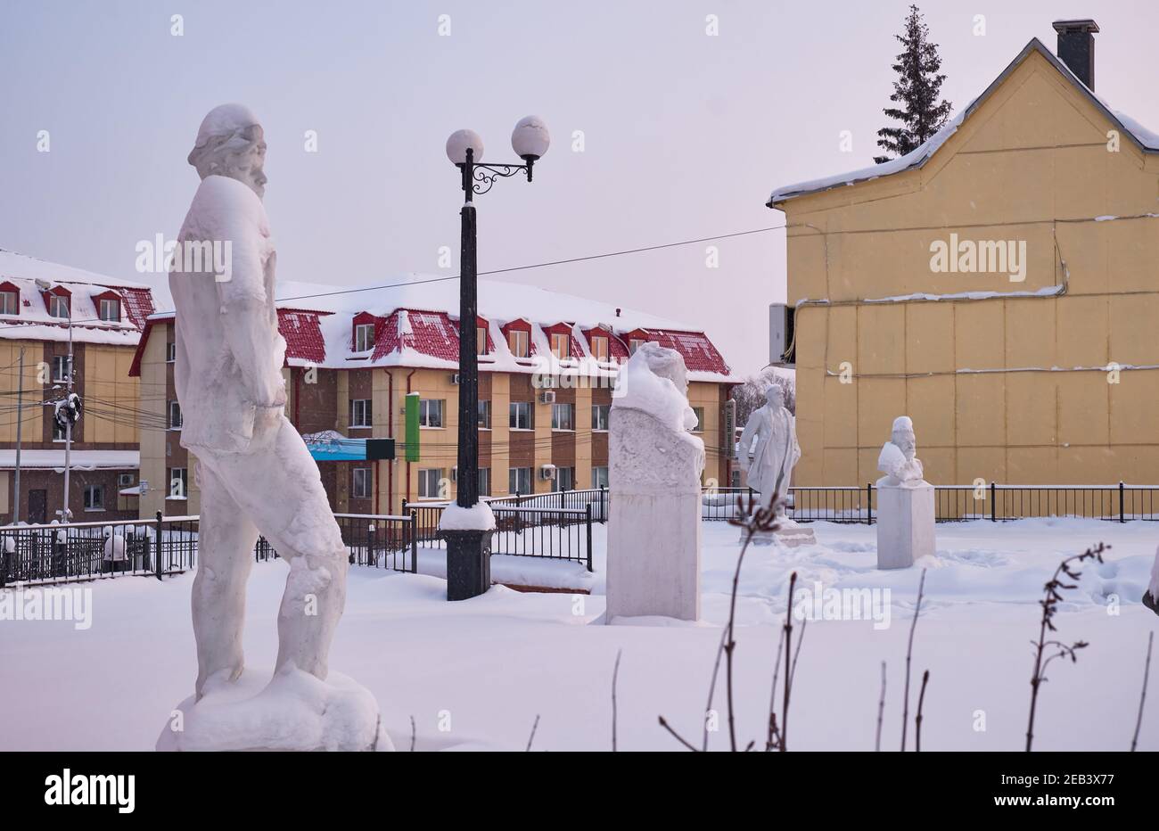 Der Blick auf Landschaft Gartenarbeit Skulpturen unter dem Schnee auf dem Platz der sowjetischen Periode Skulptur. Nischni Tagil. Russland Stockfoto