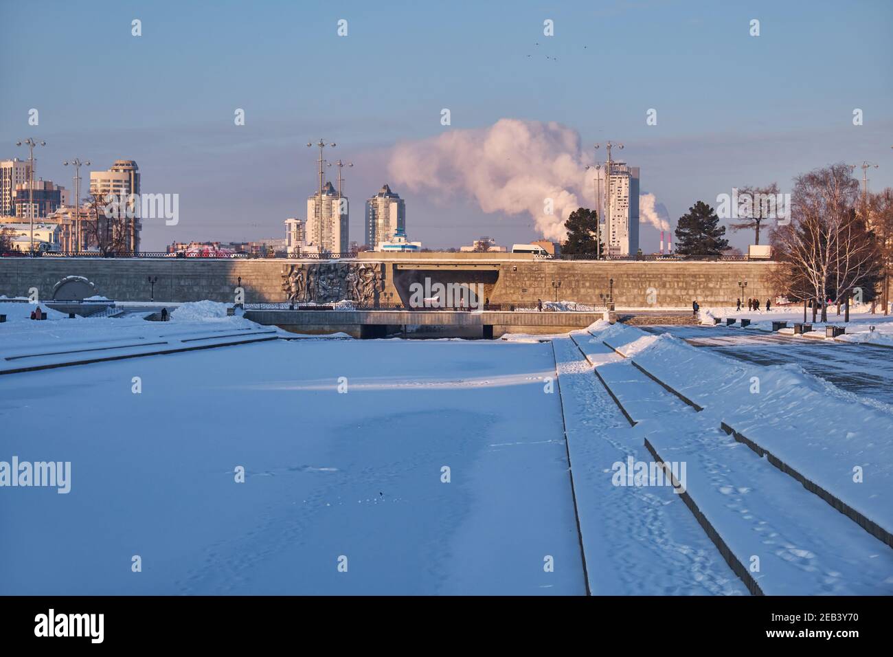 Der Blick auf den historischen Platz im Winter. Der Park ist der Ort der ehemaligen Jekaterinburg Fabrik, der Ort, von dem die Stadt gegründet wurde. Jekaterinburg. Stockfoto