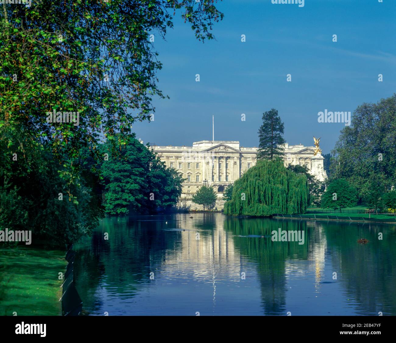 2000 HISTORISCHER BUCKINGHAM PALACE LAKE SAINT JAMES’S PARK LONDON ENGLAND VEREINIGTES KÖNIGREICH Stockfoto