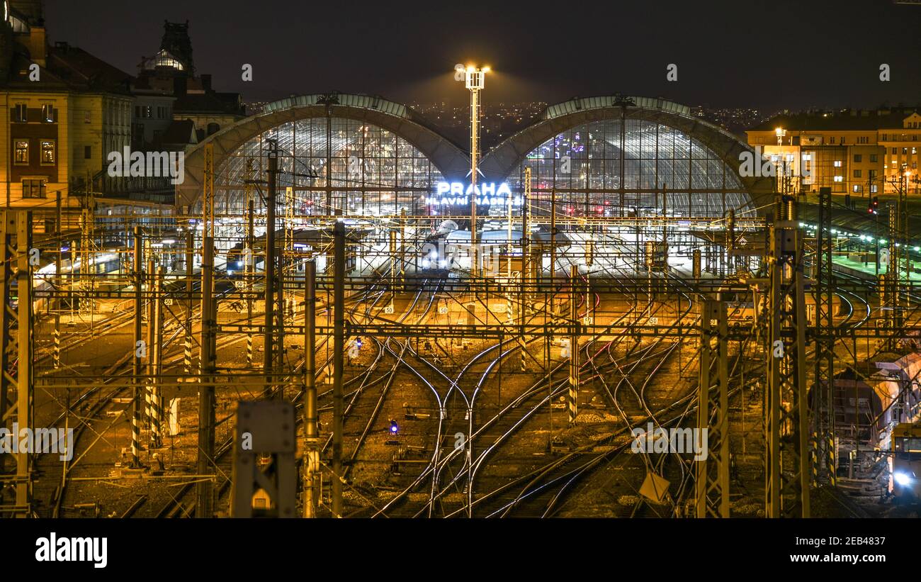 PRAG, TSCHECHISCHE REPUBLIK - 16. APRIL 2019: Prager Hauptbahnhof bei Nacht. Der größte Personenbahnbahnhof in der Tschechischen Republik und der größte Stockfoto