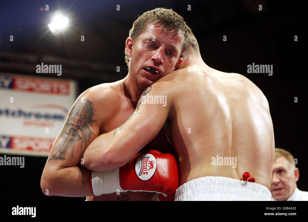 Boxen - Chris Riley V Anthony Hanna - Eston Sports Academy, Middlesbrough -  4/9/09 Chris Riley (R) and Anthony Hanna during a Clinch Mandatory Credit:  Action Images / Lee Smith Stockfotografie - Alamy