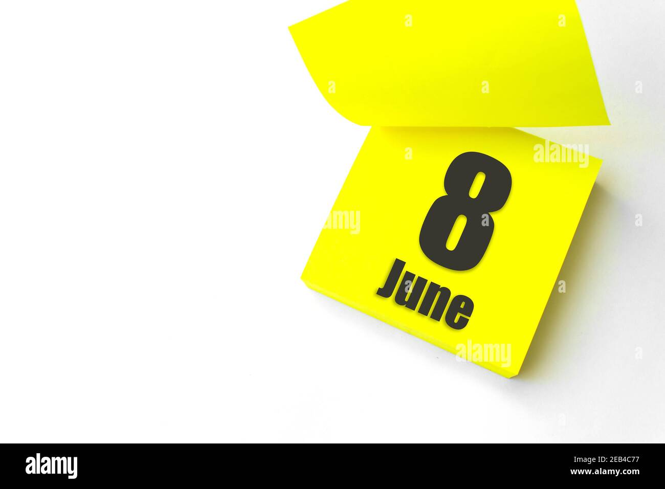 Juni 8th. Tag 8 des Monats, Kalenderdatum. Nahaufnahme leeres gelbes Papier Erinnerung Haftnotiz auf weißem Hintergrund. Sommer Monat, Tag des Jahres Konzept Stockfoto