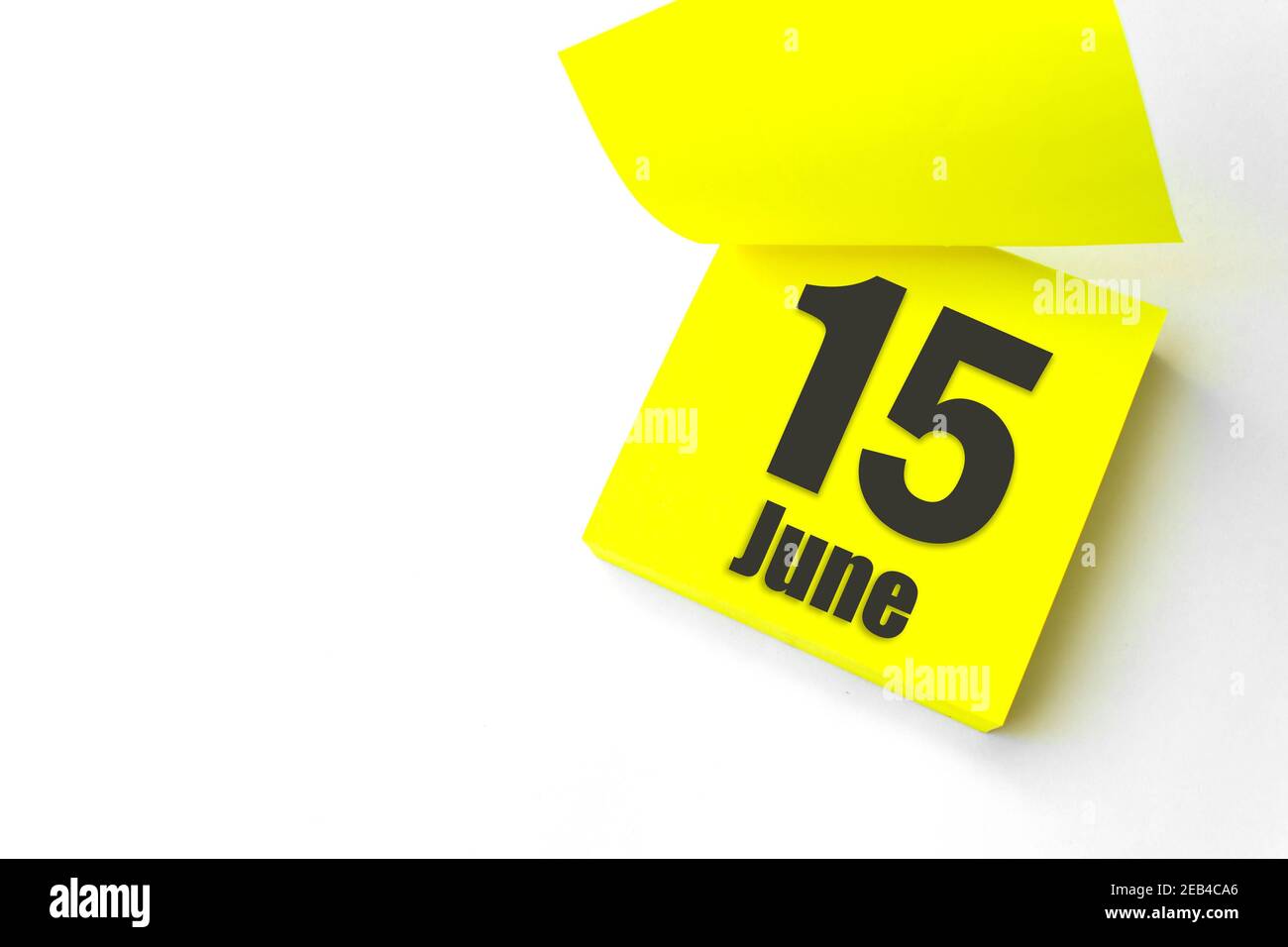 Juni 15th. Tag 15 des Monats, Kalenderdatum. Nahaufnahme leeres gelbes Papier Erinnerung Haftnotiz auf weißem Hintergrund. Sommer Monat, Tag des Jahres Konzept Stockfoto