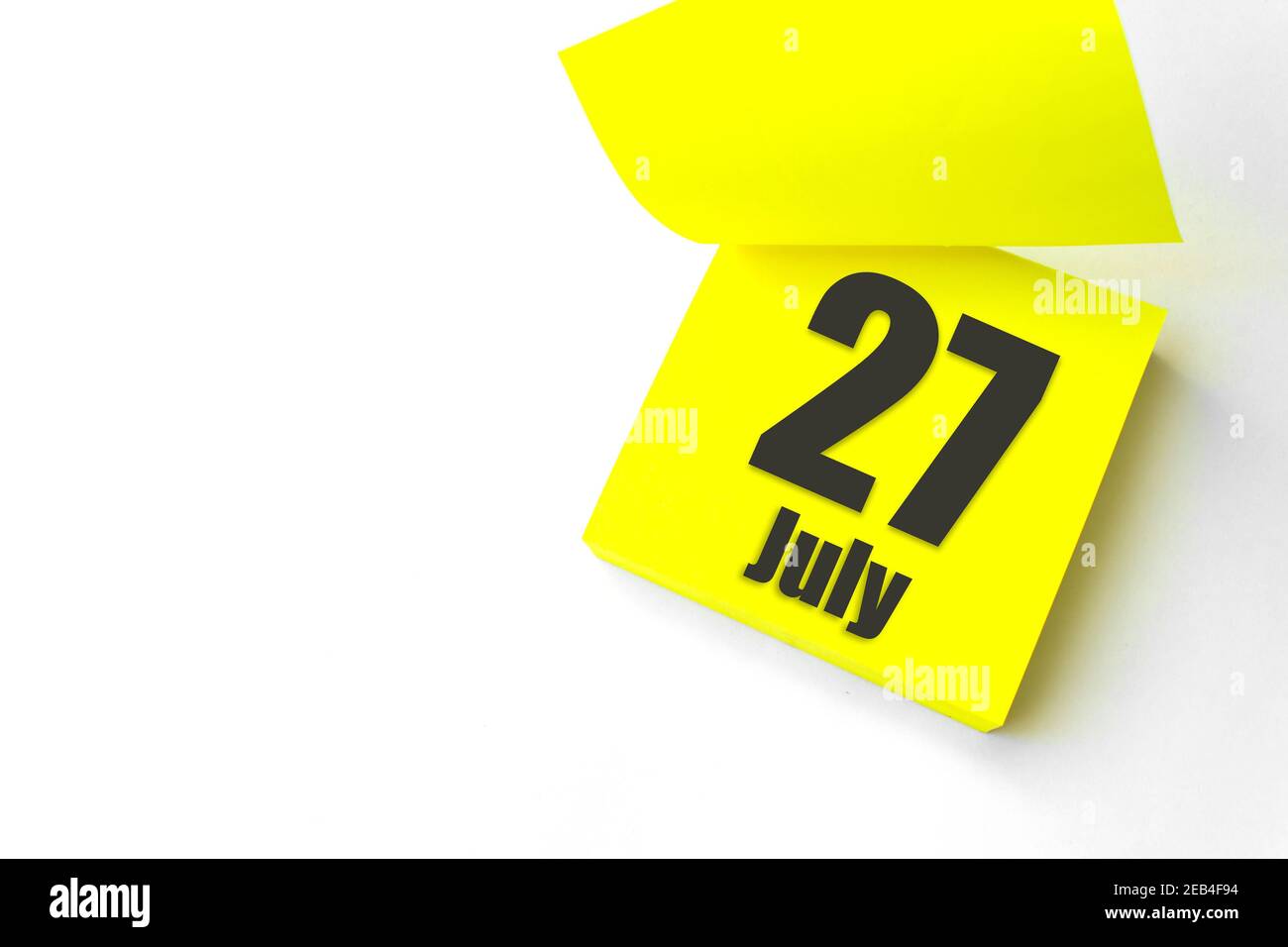 Juli 27th. Tag 27 des Monats, Kalenderdatum. Nahaufnahme leeres gelbes Papier Erinnerung Haftnotiz auf weißem Hintergrund. Sommer Monat, Tag des Jahres Konzept Stockfoto