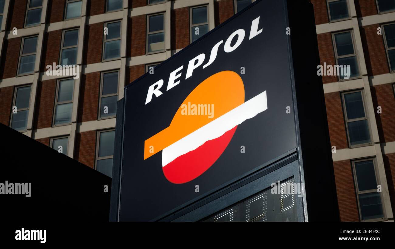 Schild einer Repsol-Tankstelle in der Nähe eines Gebäudes. Repsol ist ein wichtiges spanisches Energieunternehmen mit Sitz in Madrid Stockfoto