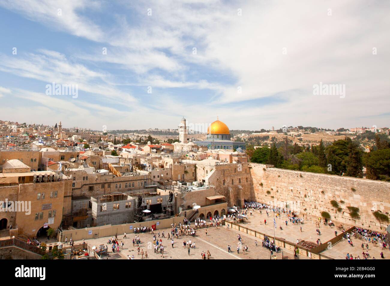 Israel Jerusalem Klagemauer mit der vergoldeten Kuppel der Rock im Hintergrund Stockfoto