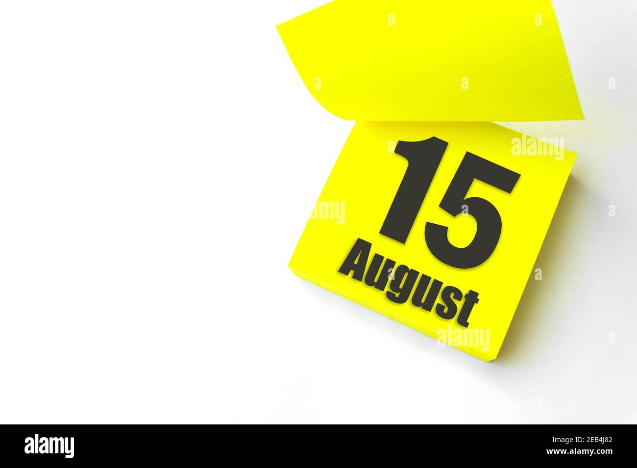 August 15th. Tag 15 des Monats, Kalenderdatum. Nahaufnahme leeres gelbes Papier Erinnerung Haftnotiz auf weißem Hintergrund. Sommer Monat, Tag des Jahres conce Stockfoto