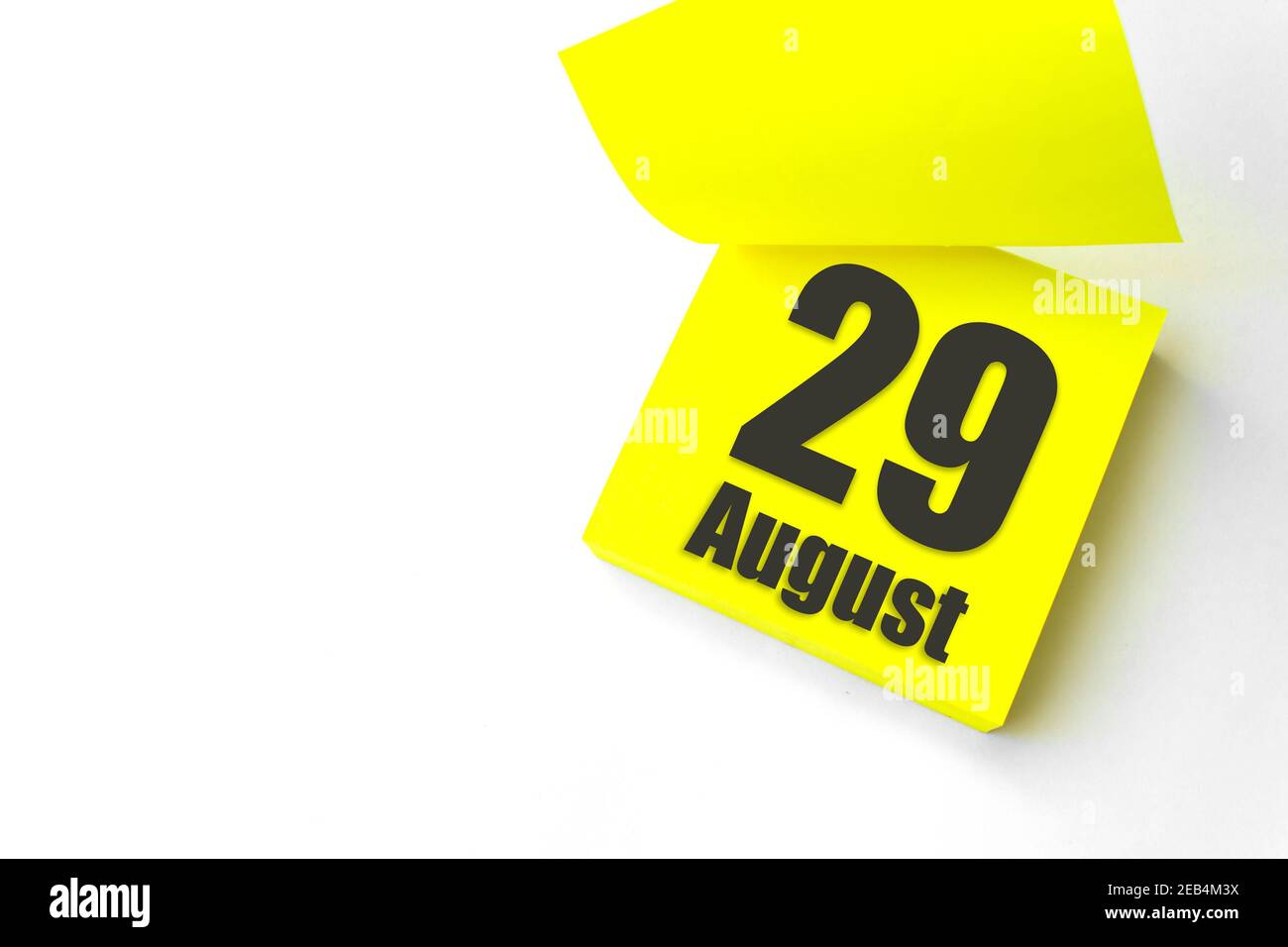 August 29th. Tag 29 des Monats, Kalenderdatum. Nahaufnahme leeres gelbes Papier Erinnerung Haftnotiz auf weißem Hintergrund. Sommer Monat, Tag des Jahres conce Stockfoto