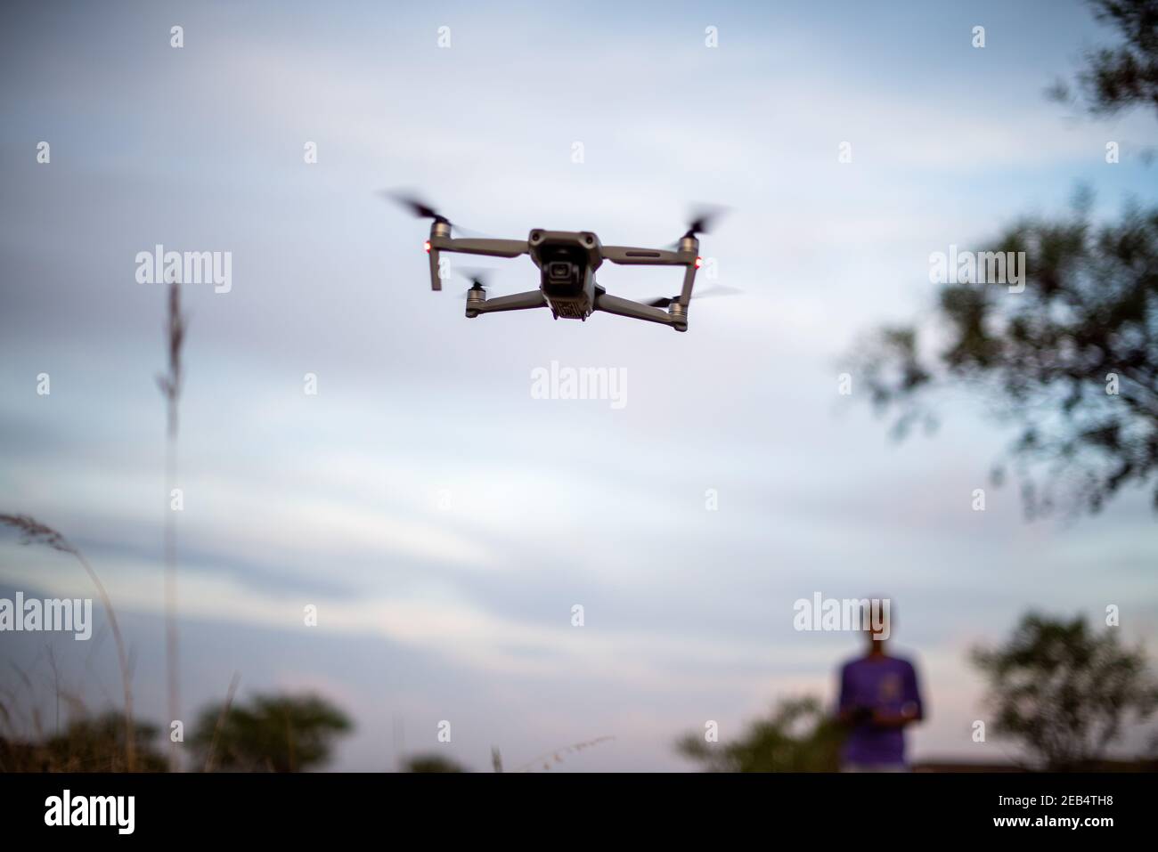 Drohne gesehen schwebt im Himmel während der Dämmerung Stockfoto