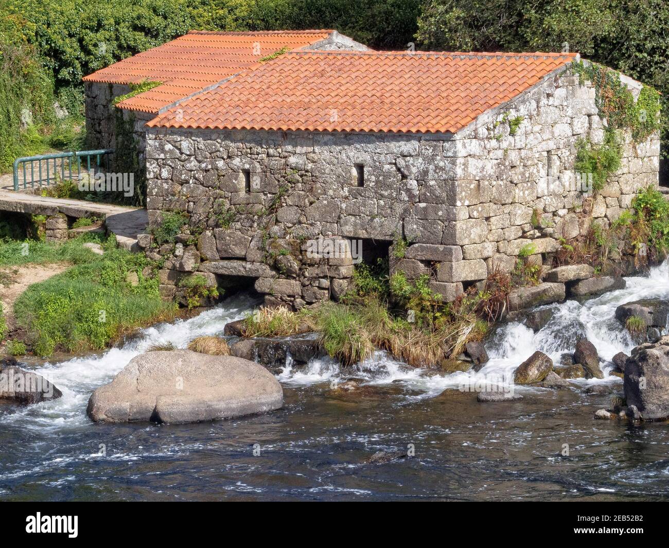 Ehemalige Mühle am Fluss Tambre die Maceira-Brücke - Negreira, Galicien, Spanien Stockfoto