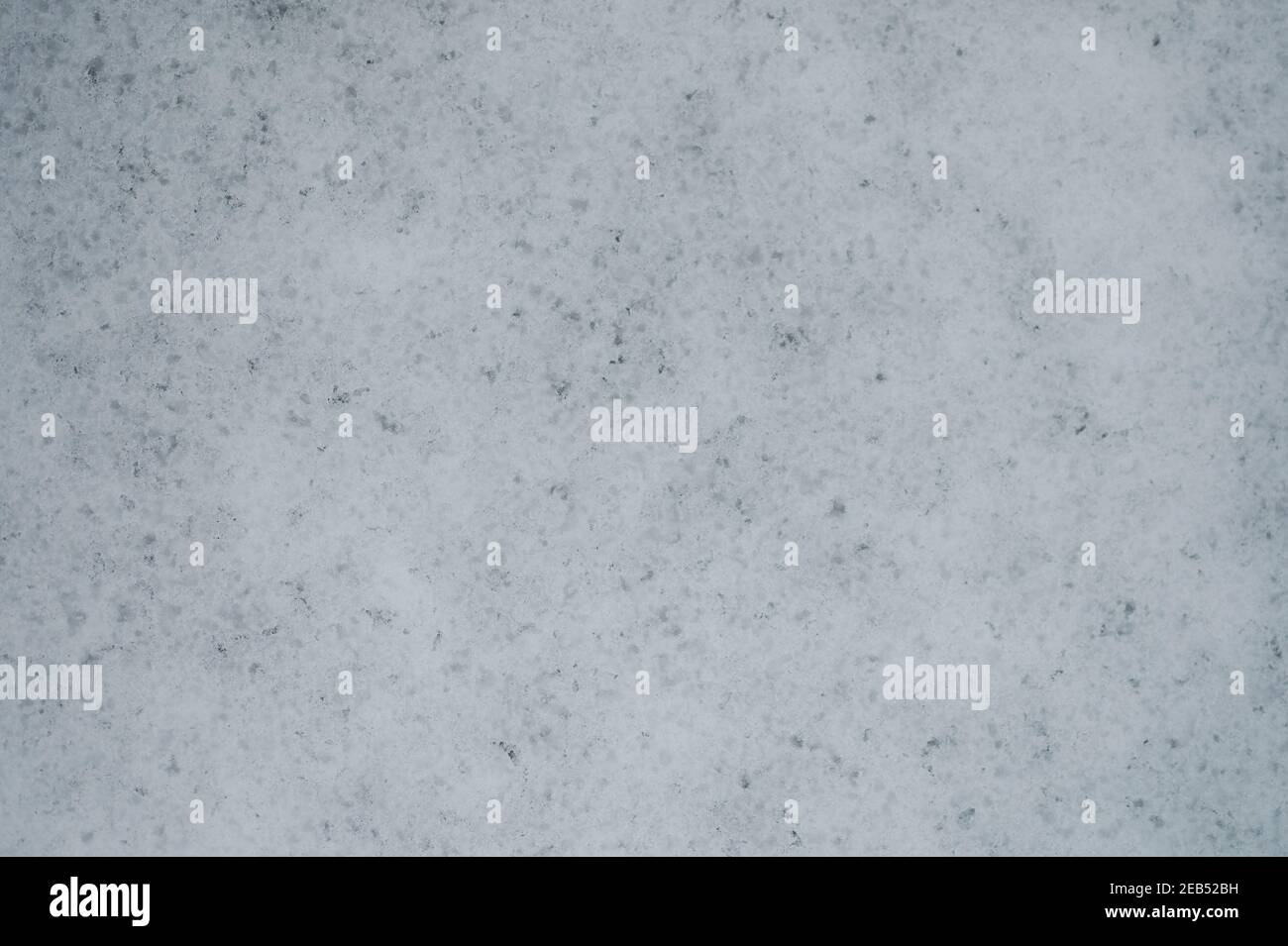 Frostiger schmelzender Schnee Hintergrund Nahaufnahme flache Ansicht Stockfoto