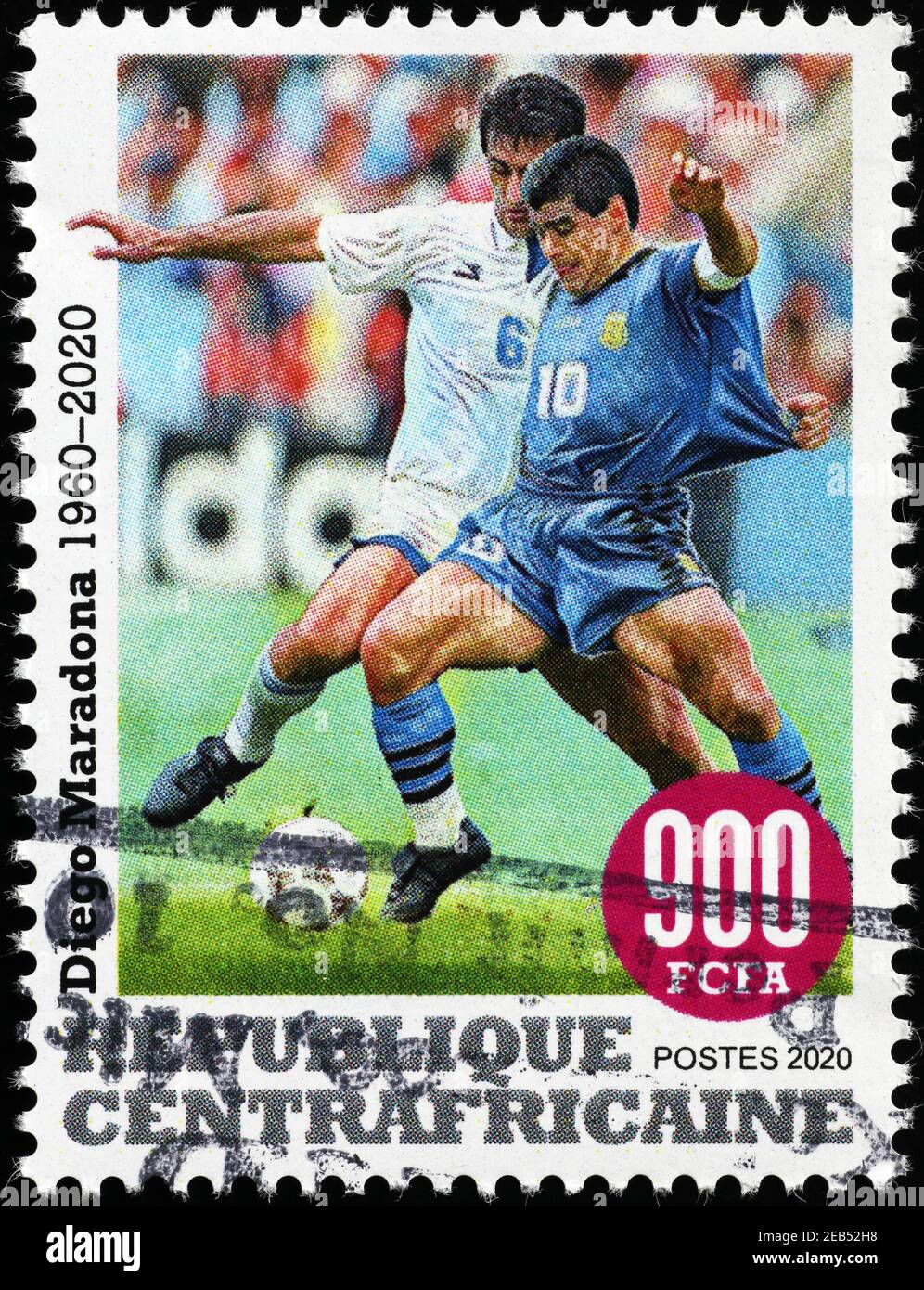 Diego Maradona bei einem Spiel auf afrikanischer Briefmarke Stockfoto