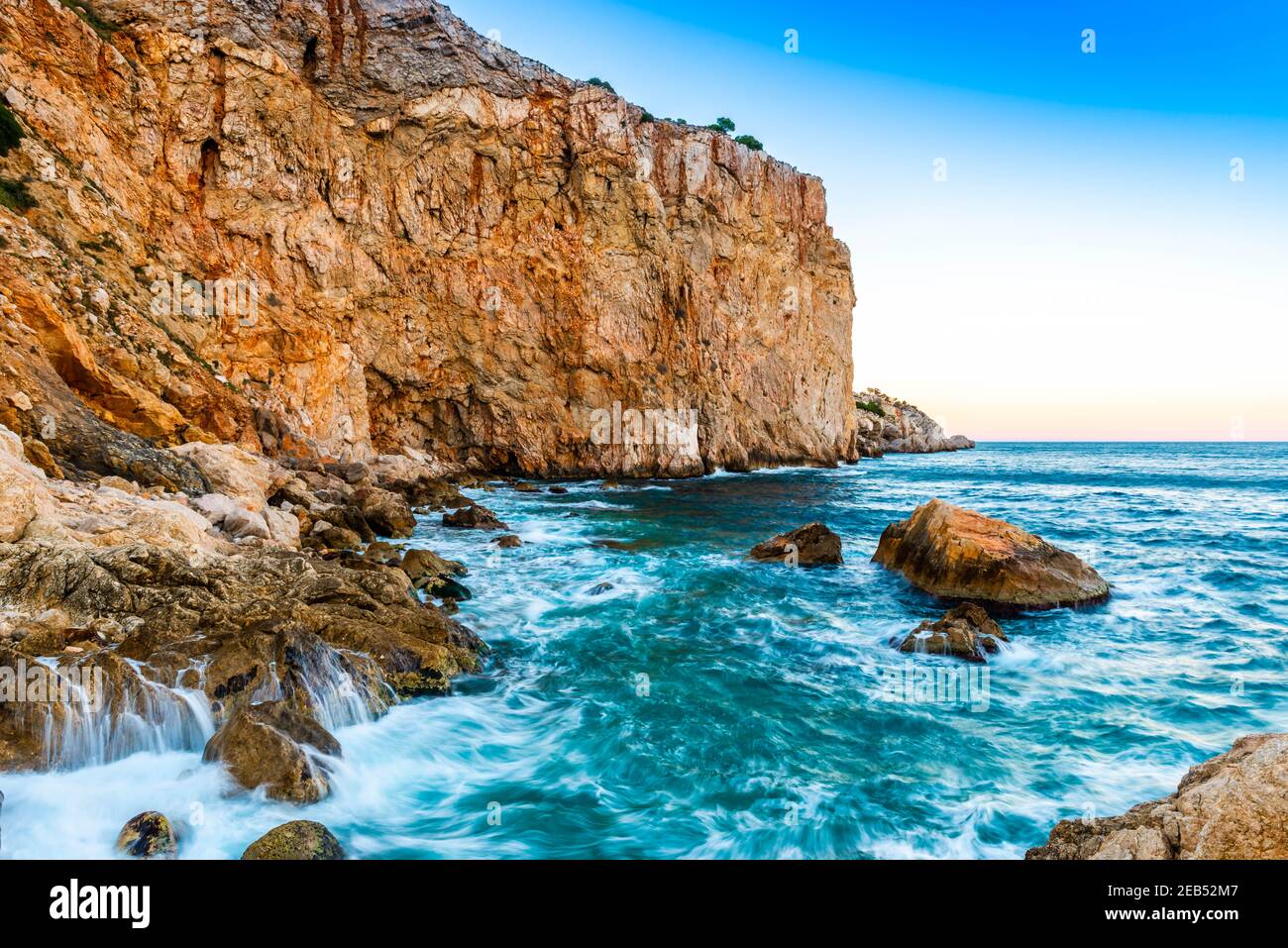 Wellen brechen auf den Klippen von L'Estartit in der Provinz Girona in Katalonien, Spanien Stockfoto