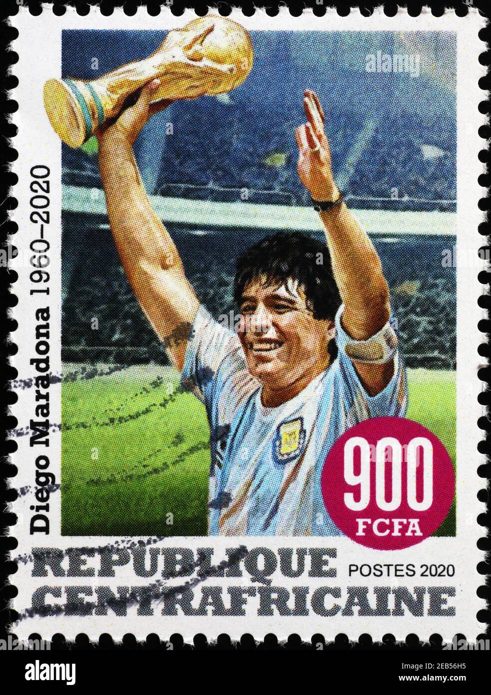Maradona mit Weltcup-Trophäe auf Briefmarke Stockfoto