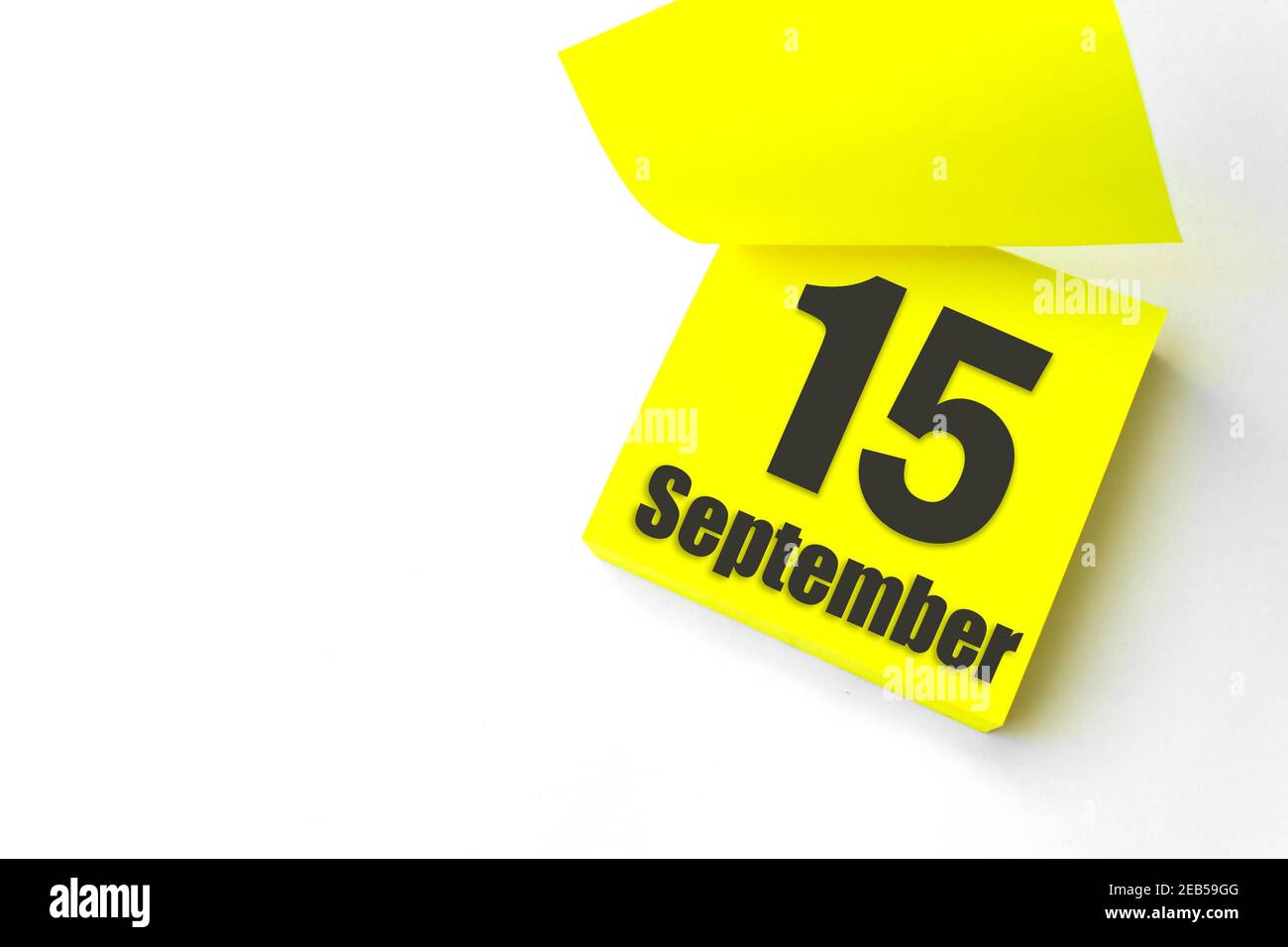September 15th. Tag 15 des Monats, Kalenderdatum. Nahaufnahme leeres gelbes Papier Erinnerung Haftnotiz auf weißem Hintergrund. Herbst Monat, Tag des Jahres Co Stockfoto