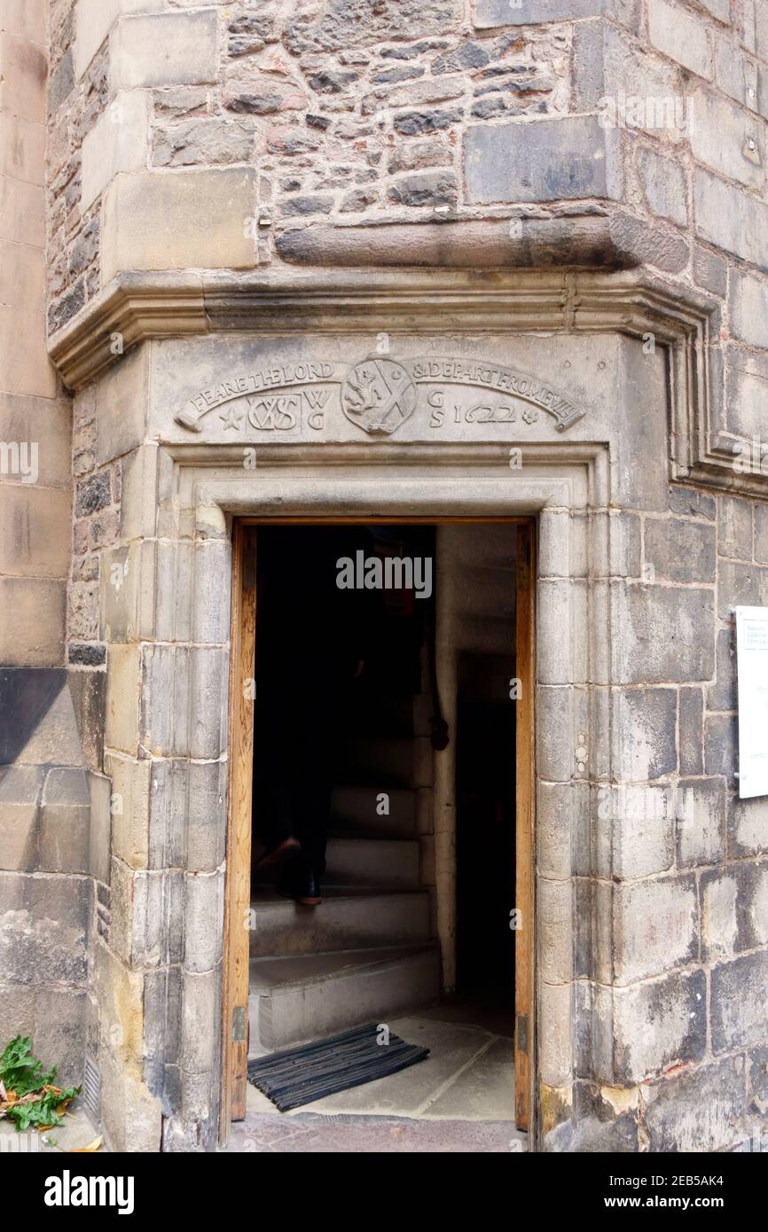 Der Eingang zum Writers Museum im Lady Stair's House in Edinburgh. Dies Stockfoto