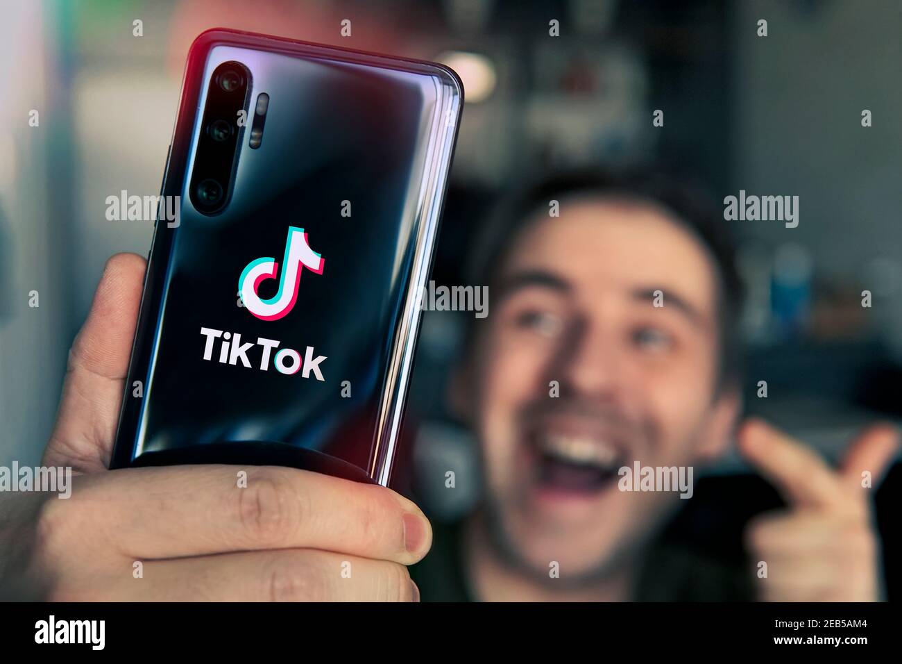 Barnaul. Russland. 9. Februar 2021: Ein junger Mann dreht ein kurzes Video in TIK TOK, einem sozialen Netzwerk für junge Menschen Stockfoto