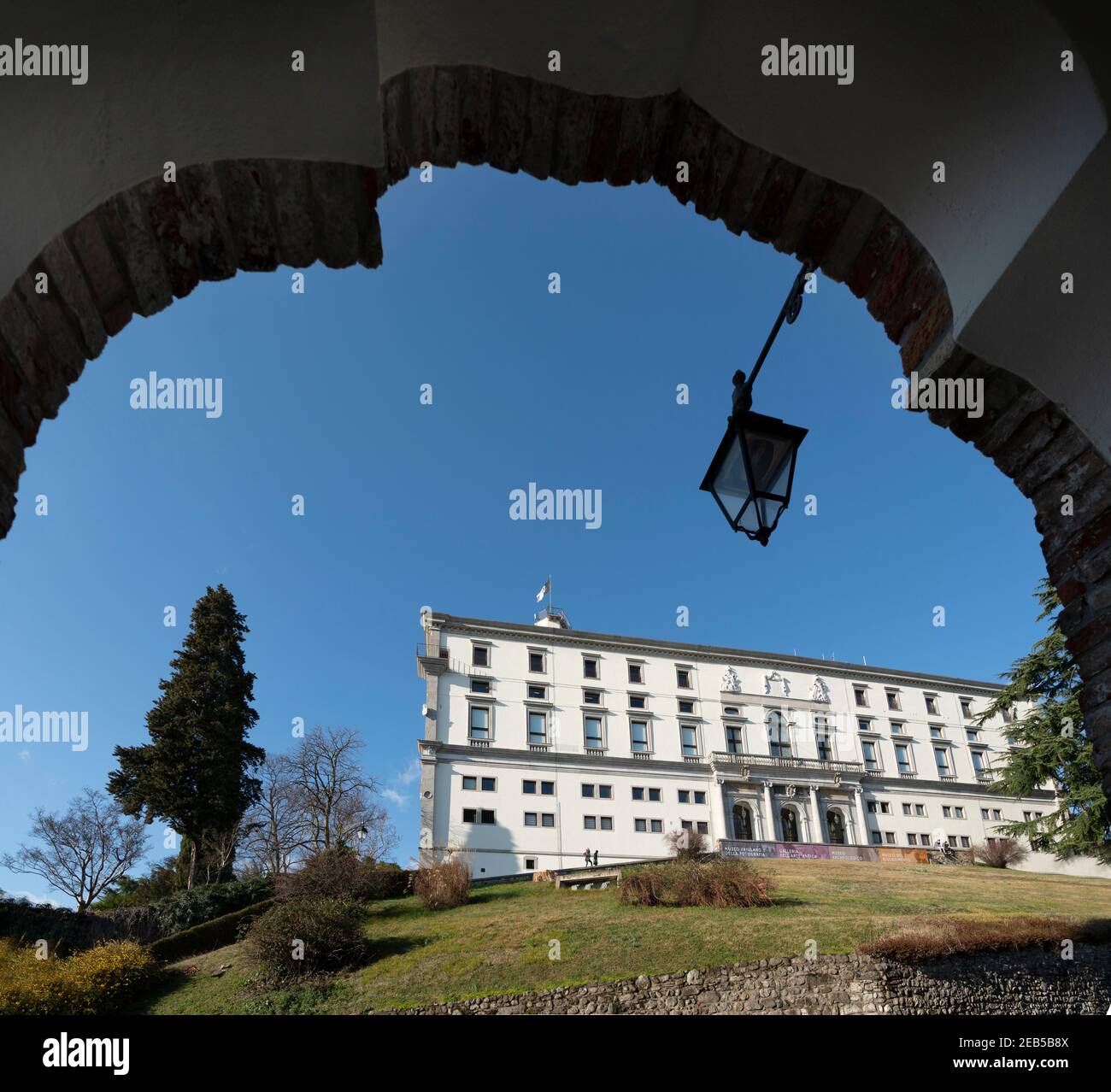 Udine, Italien. 11. Februar 2020. Blick auf das Schlossgebäude auf dem gleichnamigen Hügel in der Innenstadt Stockfoto