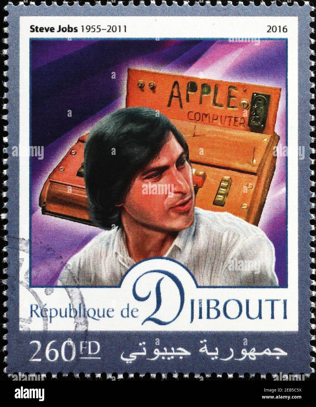 Junger Steve Jobs mit sehr altem Apple-Computer Stockfoto