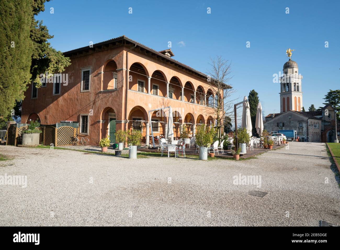 Udine, Italien. Februar 11, 2020. La Casa della Contadinanza (das Haus der Bauern) auf dem Burghügel im Stadtzentrum Stockfoto