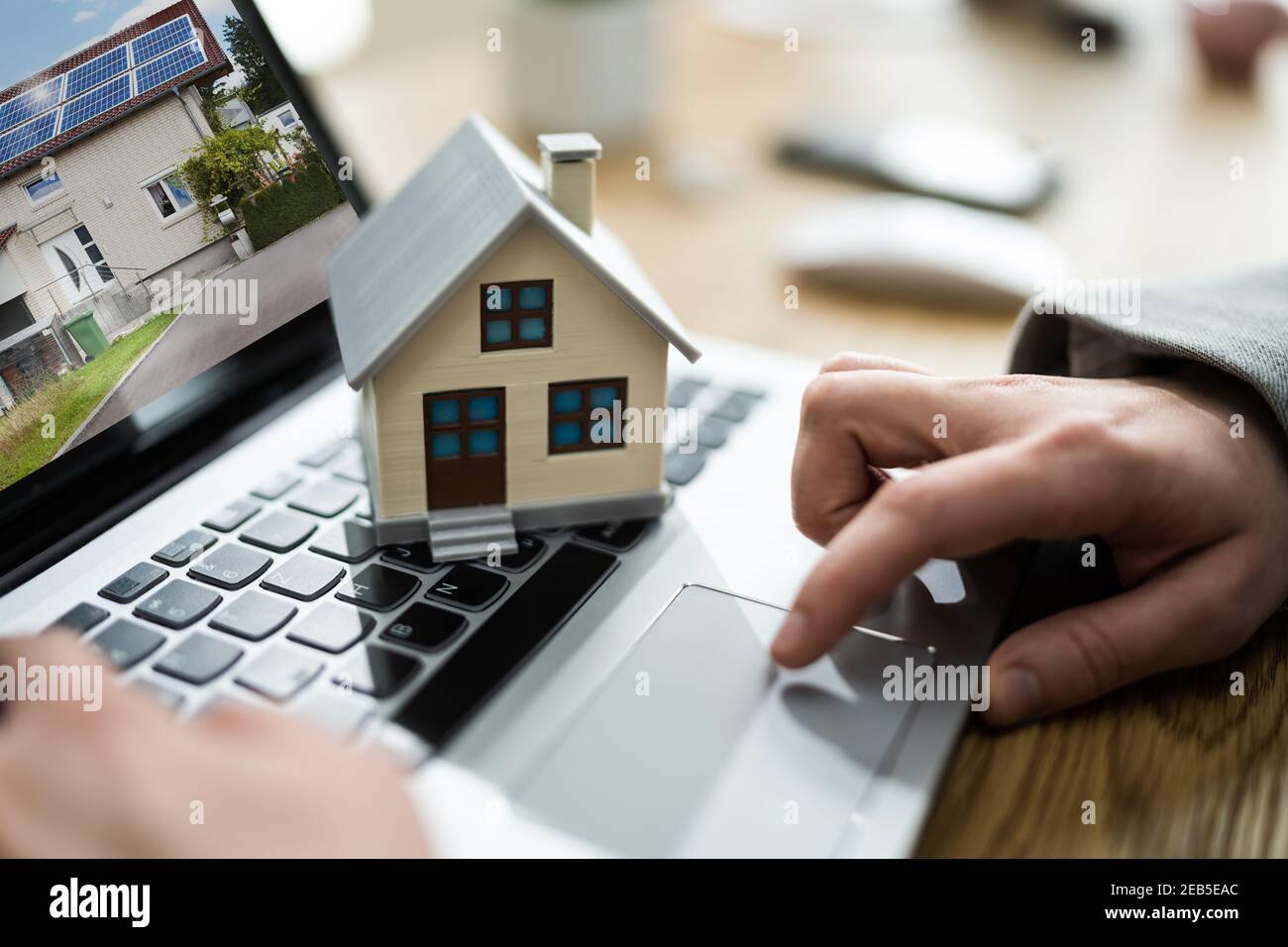 Online Immobilien Haus Immobilien Verkaufen Mit Technologie Stockfoto