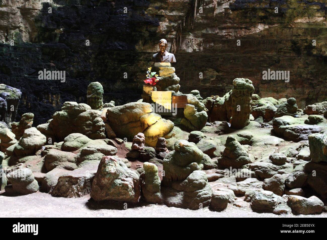 Castellana Grotte, Italia - 7 ottobre 2010: L'ingresso delle grotte e la lapide allo speleologo Franco Anelli Stockfoto