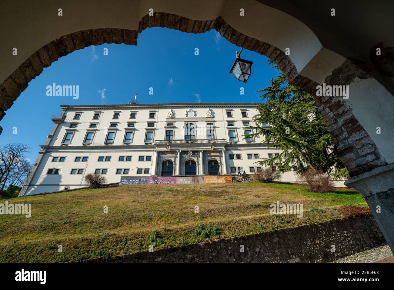 Udine, Italien. 11. Februar 2020. Blick auf das Schlossgebäude auf dem gleichnamigen Hügel in der Innenstadt Stockfoto