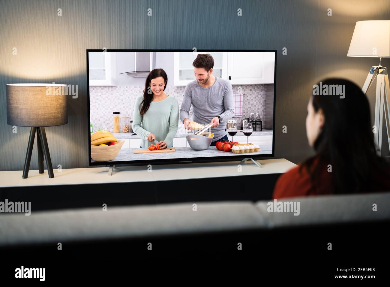 Frau, die einen Fernsehfilm im House Room ansieht Stockfoto