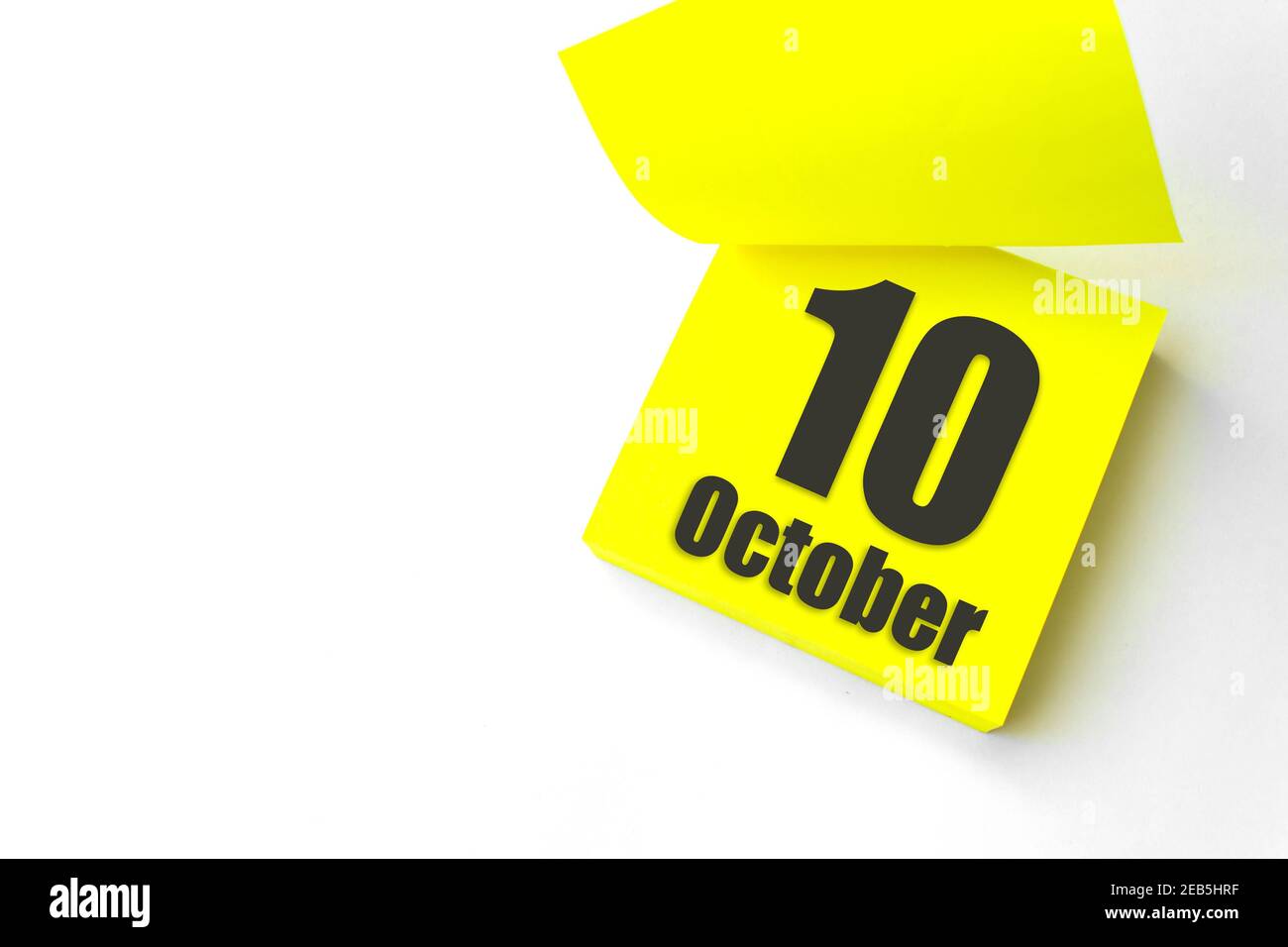 Oktober 10th. Tag 10 des Monats, Kalenderdatum. Nahaufnahme leeres gelbes Papier Erinnerung Haftnotiz auf weißem Hintergrund. Herbst Monat, Tag des Jahres Konz Stockfoto
