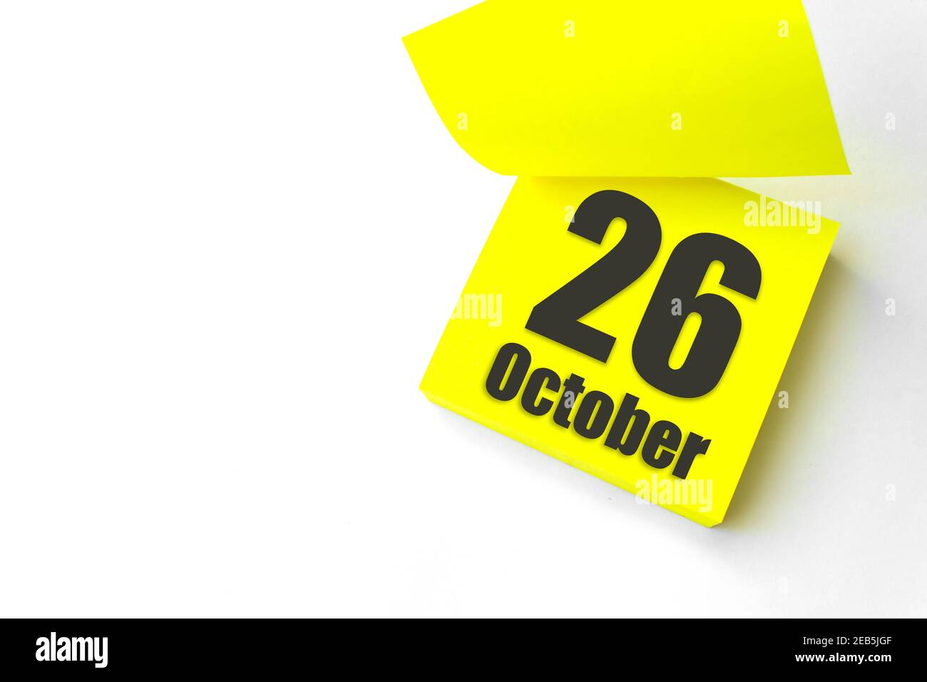 Oktober 26th. Tag 26 des Monats, Kalenderdatum. Nahaufnahme leeres gelbes Papier Erinnerung Haftnotiz auf weißem Hintergrund. Herbst Monat, Tag des Jahres Konz Stockfoto