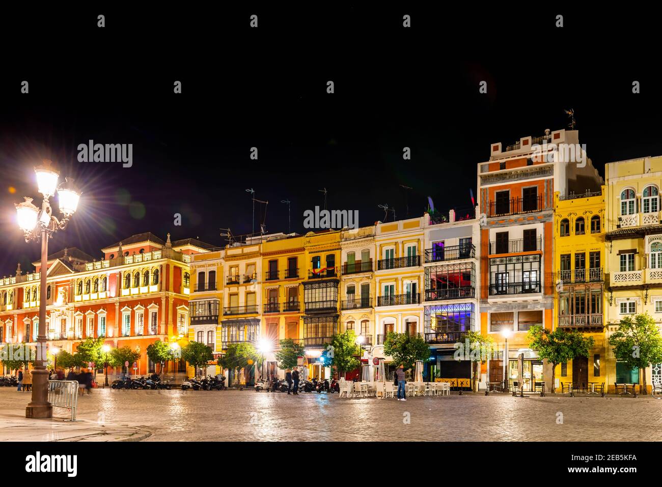 Platz des heiligen Franziskus bei Nacht in Sevilla, Andalusien, Spanien Stockfoto