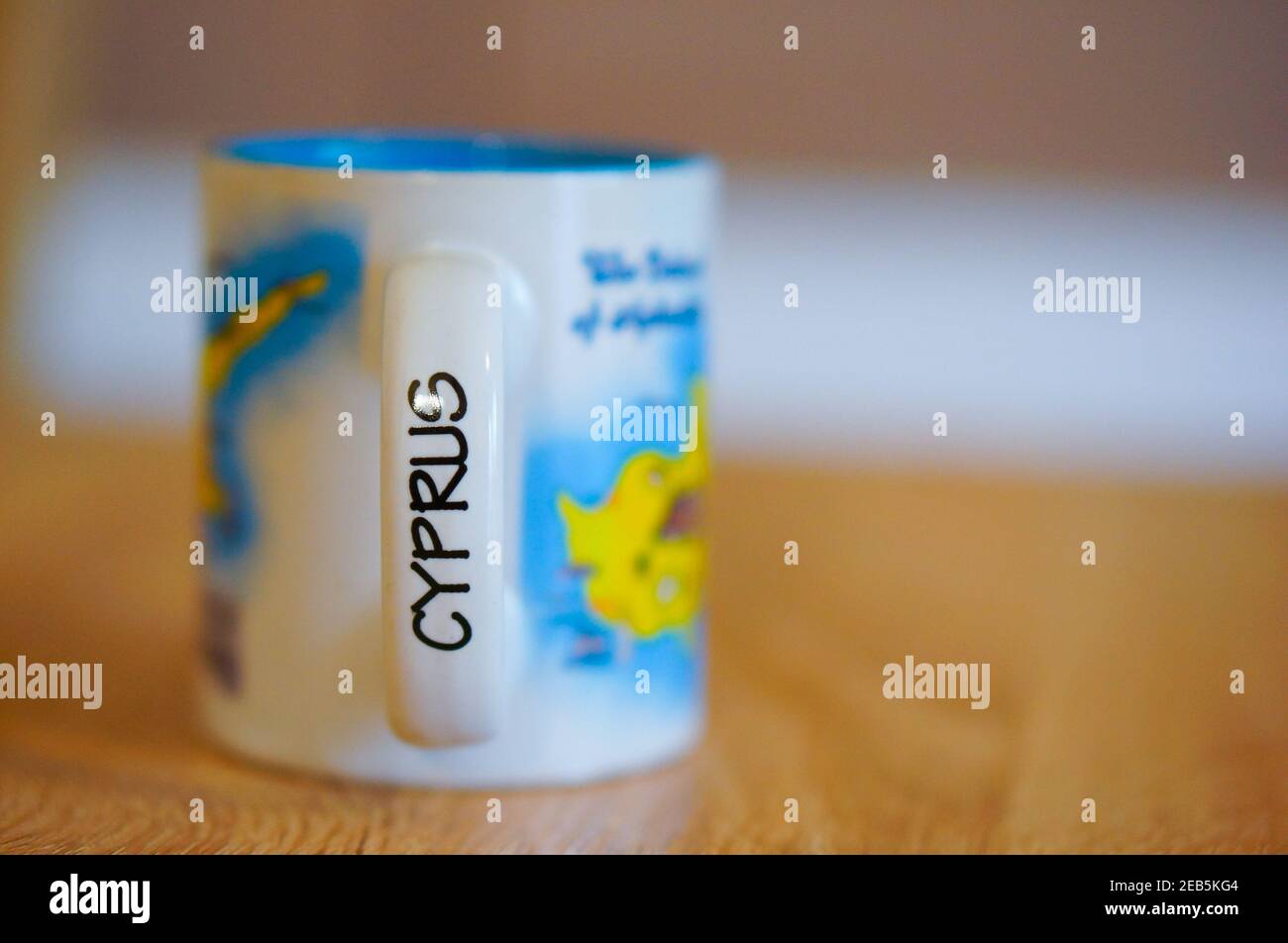 POZNAN, POLEN - 10. Feb 2021: Souvenir Zypern Tasse mit Illustrationen auf Holztisch Stockfoto