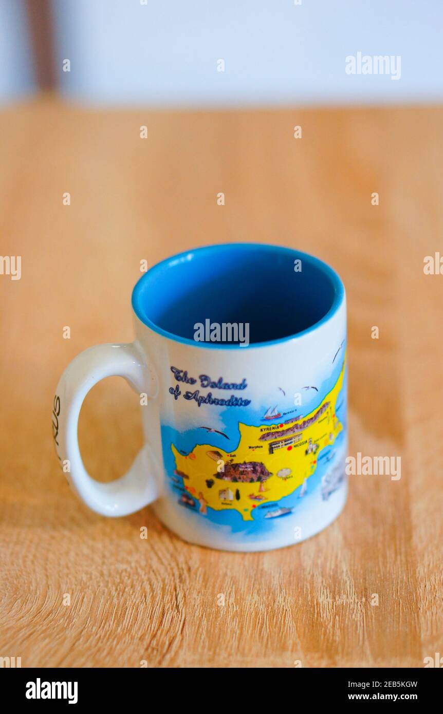 POZNAN, POLEN - 10. Feb 2021: Souvenir Zypern Tasse mit Illustrationen auf Holztisch Stockfoto