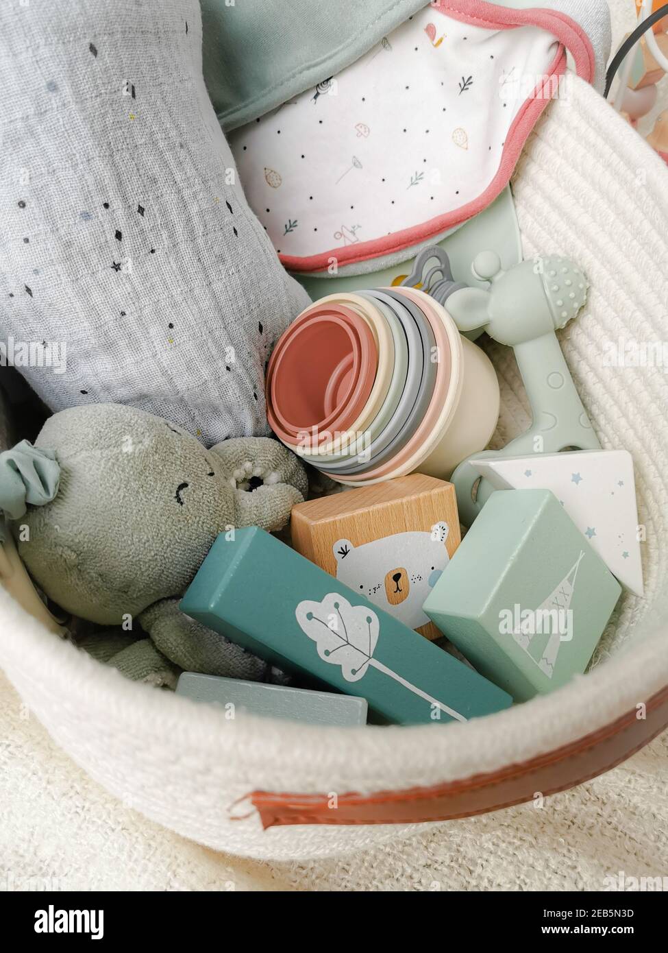 Geschlechtsneutrales Geschenkset für eine Babydusche mit Spielzeug in sanften Farben. Geschlechtsneutrale Elternschaft. Stockfoto