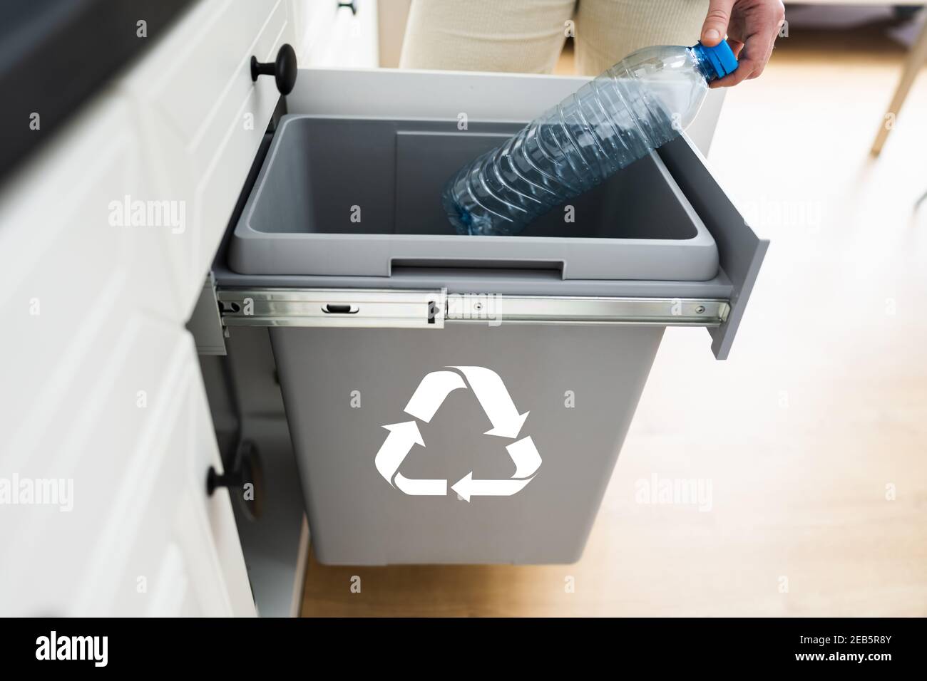 Flaschen-Papierkorb In Der Küche. Sortierung Von Kunststoffabfällen Stockfoto