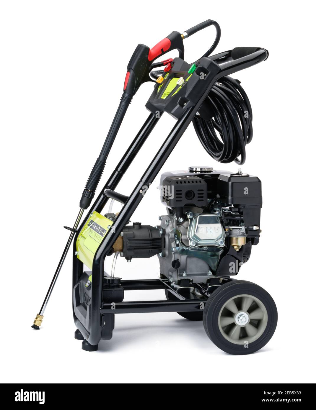 Druckwascher mit Benzinmotor. Wasser wird durch einen leistungsstarken Motor gepumpt, um einen starken Strahl für die Reinigung von Außenflächen zu erhalten. Autos, Terrassen, Boote usw. Stockfoto