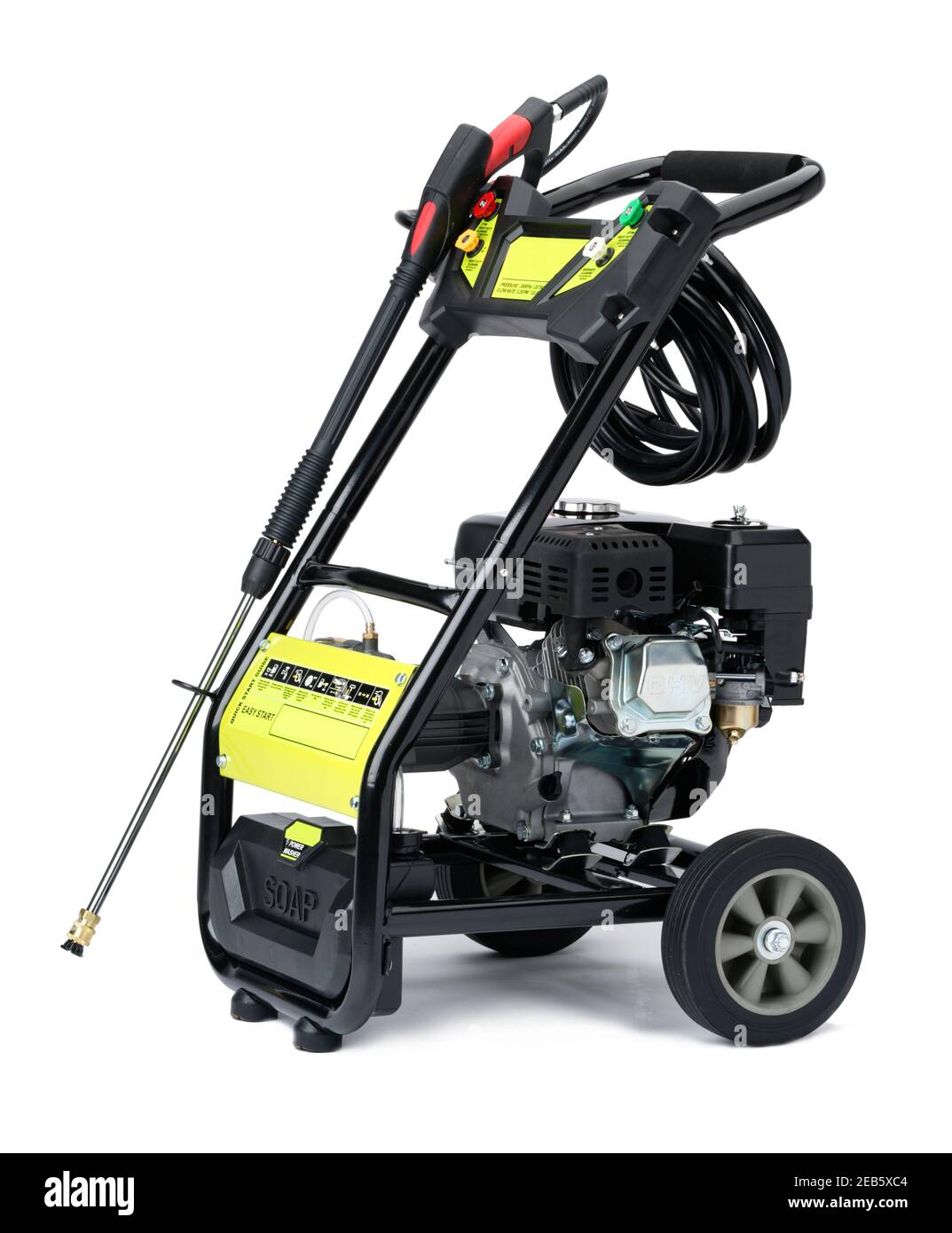 Druckwascher mit Benzinmotor. Wasser wird durch einen leistungsstarken Motor gepumpt, um einen starken Strahl für die Reinigung von Außenflächen zu erhalten. Autos, Terrassen, Boote usw. Stockfoto
